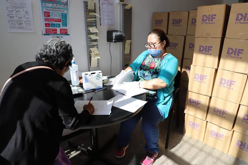 Entrega DIF Coahuila apoyo alimentario <br>a empacadores de la tercera edad
