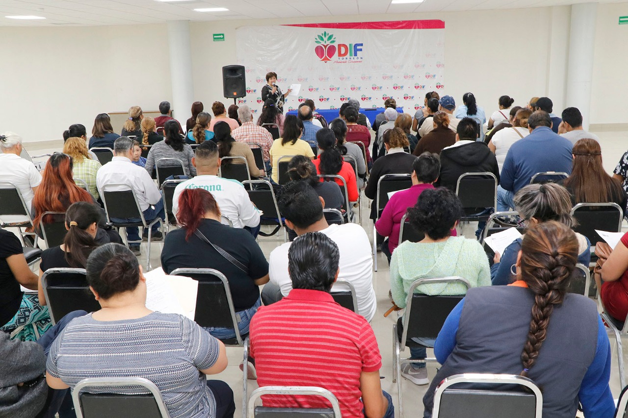 Asisten padres de menores empacadores a junta informativa en DIF Torreón