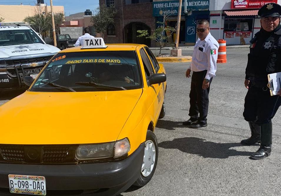 Brindan seguridad con operativo <br>de revisión de taxis en Saltillo
