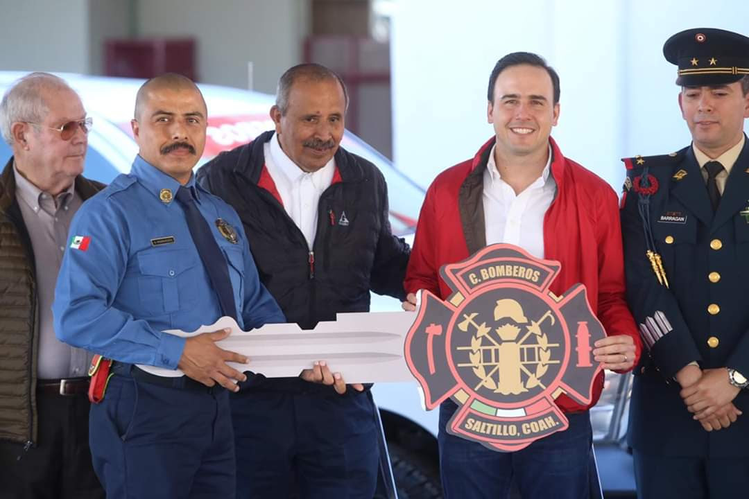 Manolo equipa e inaugura estación poniente de bomberos