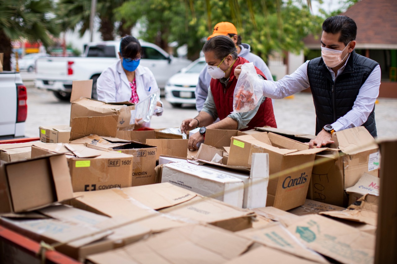 Continúan diputados udecistas con entrega de material hospitalario