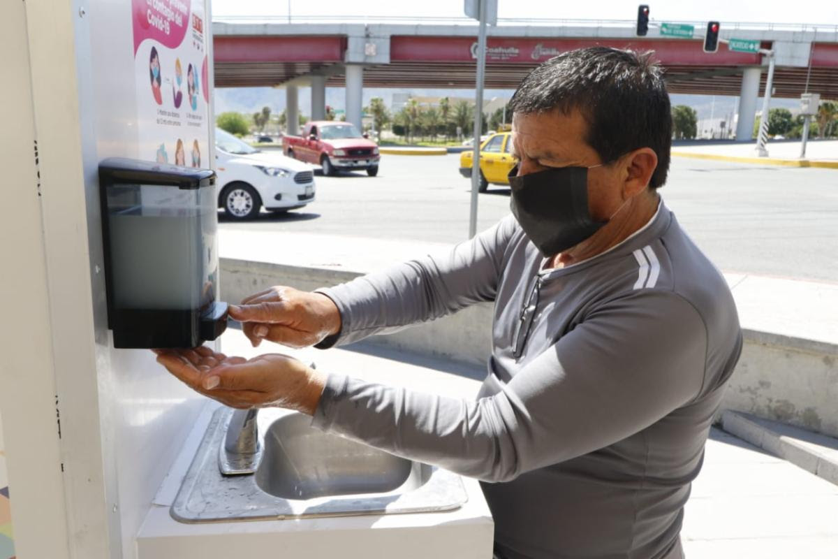 Aprovechan saltillenses lavamanos portátiles