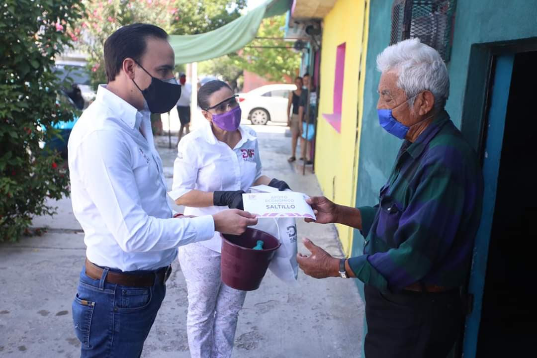 Adelanta Manolo entrega de apoyos <br>económicos por contingencia