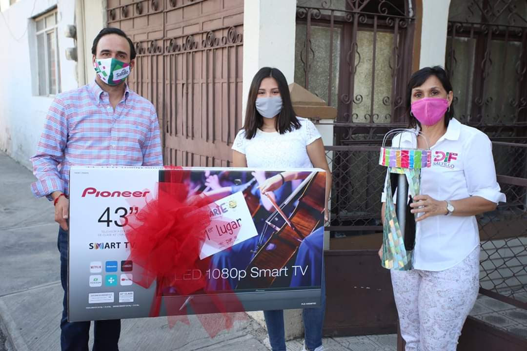Entrega Manolo premio a ganadora <br>del concurso “Reciclarte Por Saltillo”