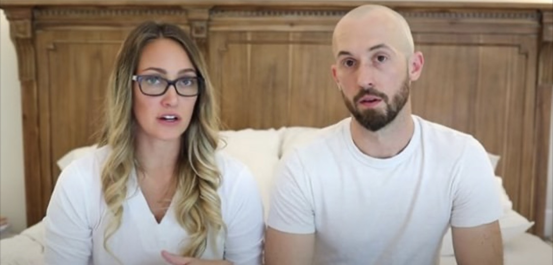 Por “tener necesidades especiales”, Youtuber <br>”devuelve” a niño autista que adoptó