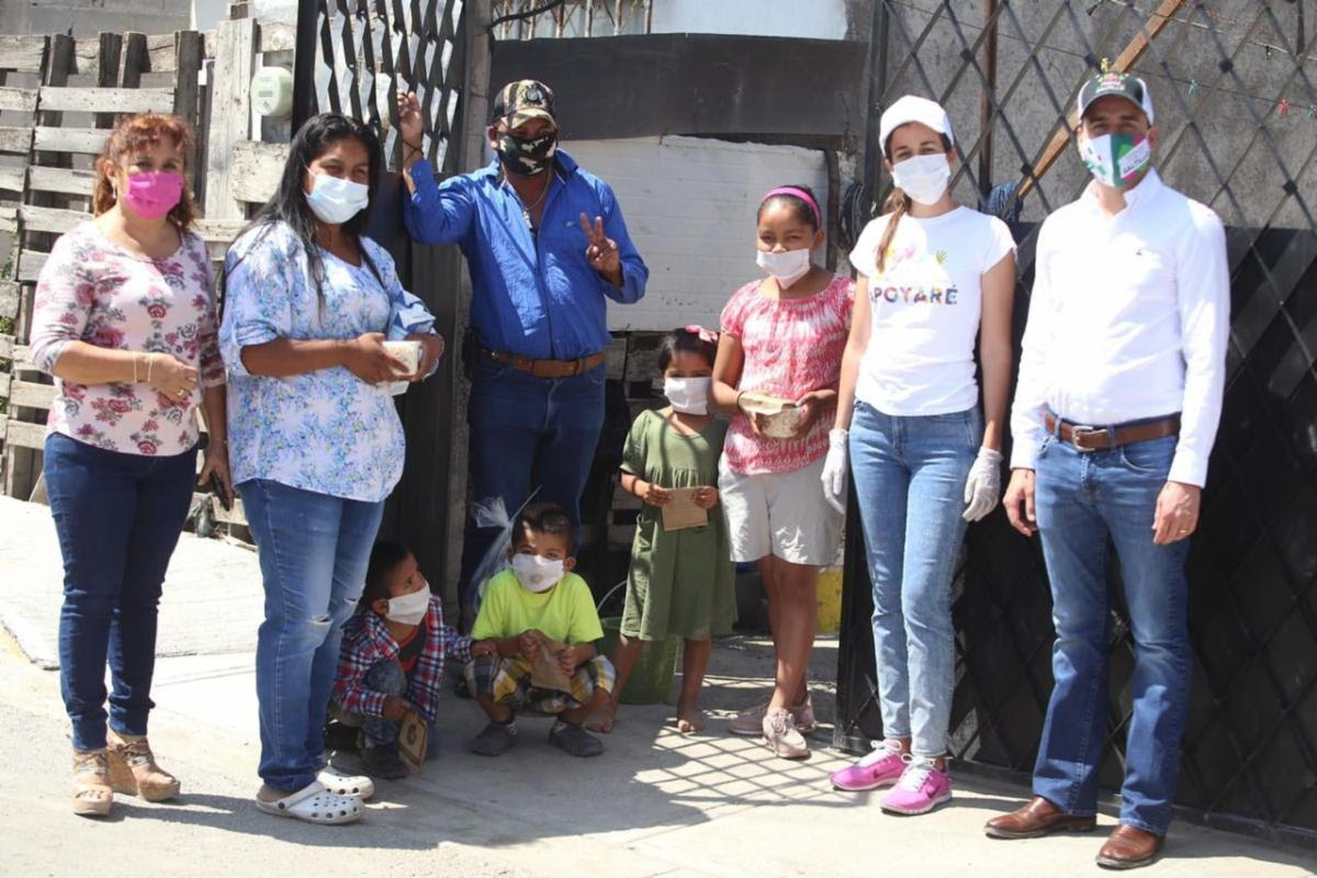 Llevan Manolo y Paola paquetes <br>alimentarios a colonias vulnerables