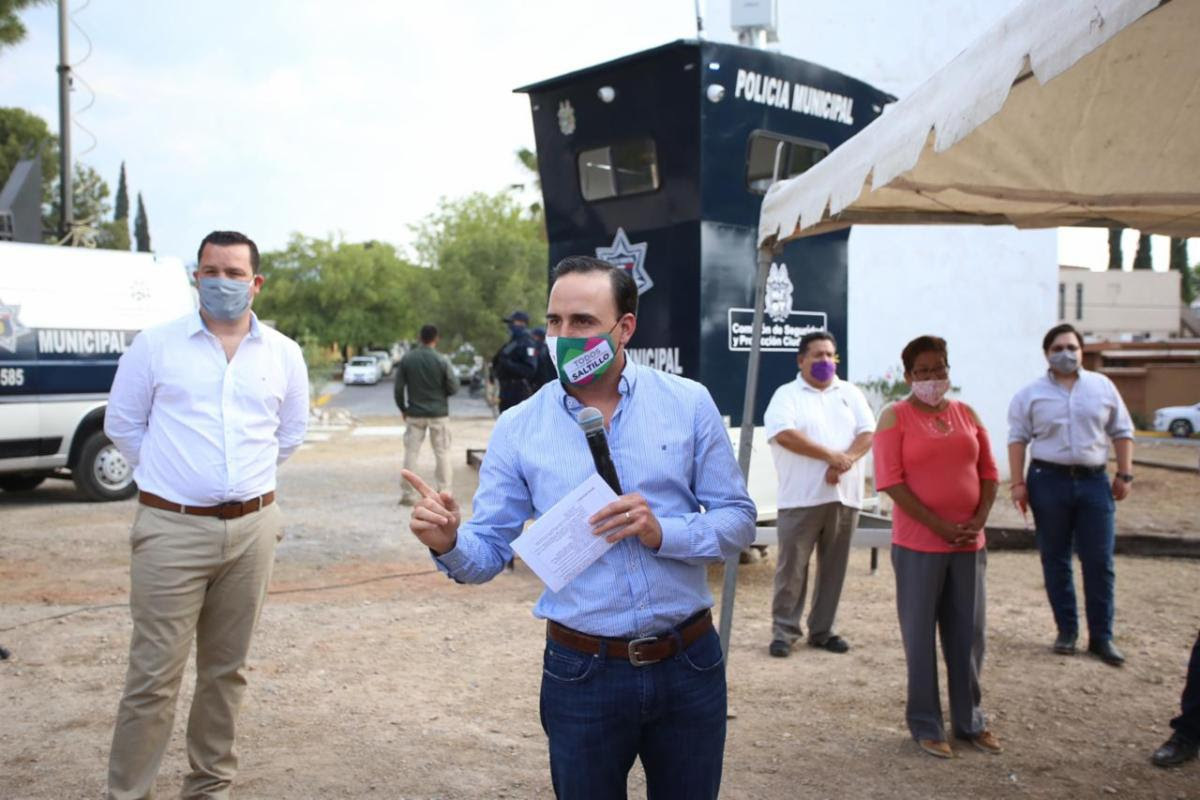 Entrega Manolo más casetas <br>móviles de seguridad en colonias