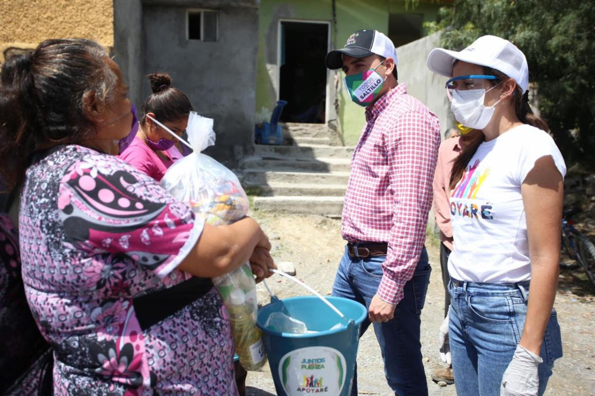 Continúan sociedad y gobierno apoyando a familias vulnerables en Saltillo