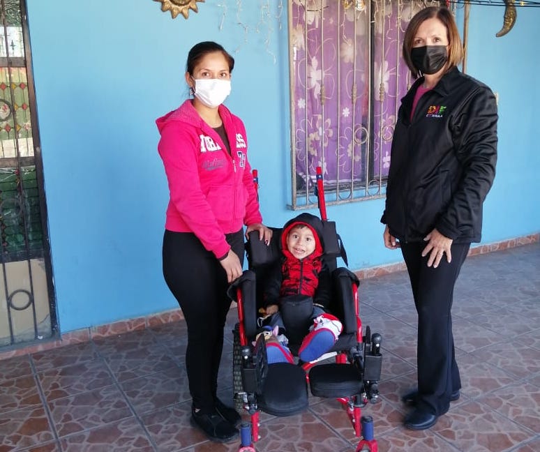 Entrega DIF Coahuila silla de ruedas a niño con parálisis cerebral