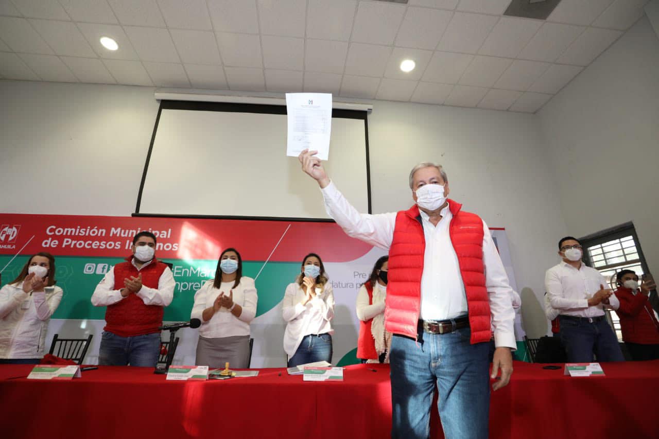 Se registra Chema Fraustro como <br>precandidato del PRI a la alcaldía de Saltillo