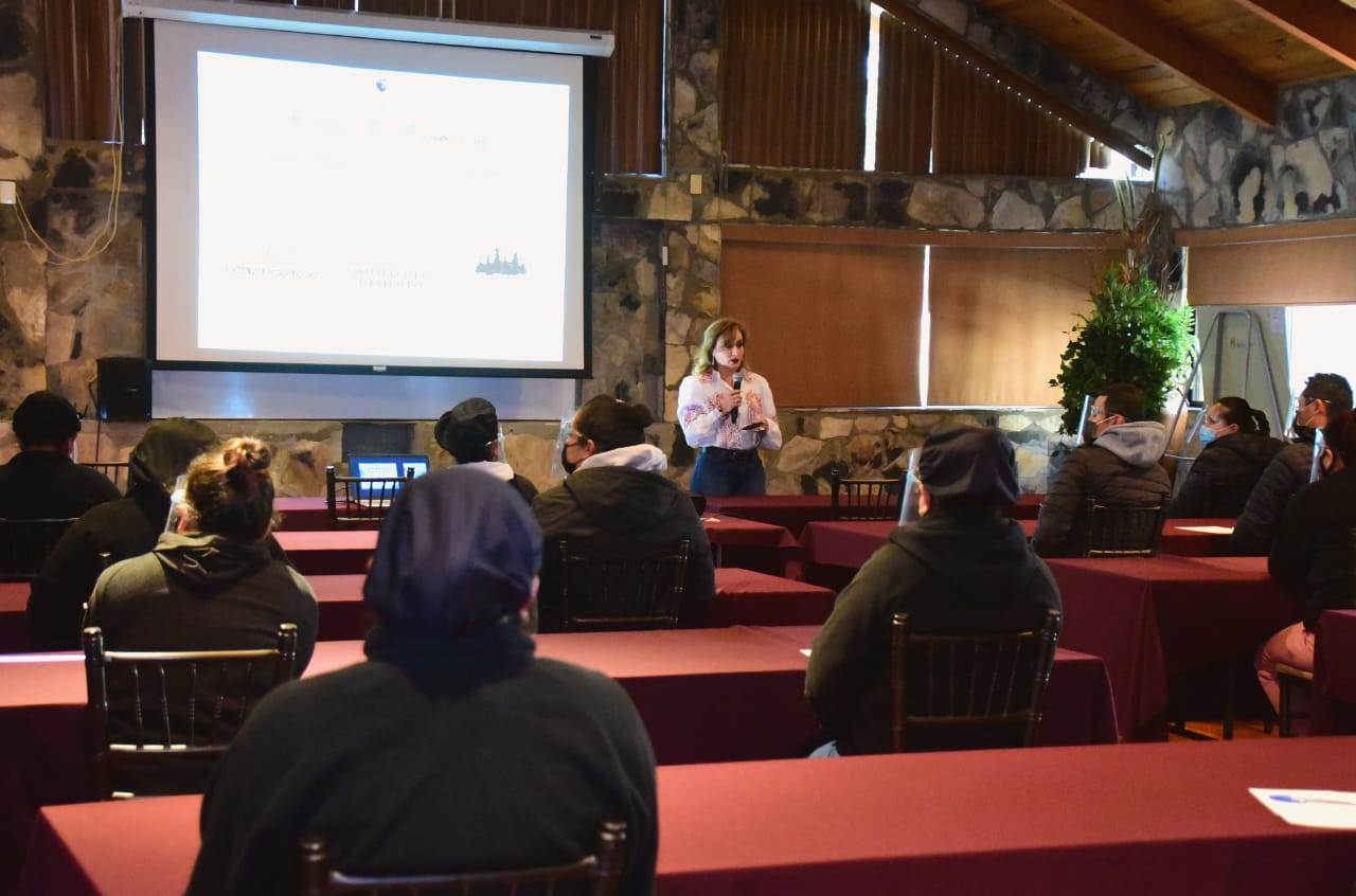 Capacita Coahuila a trabajadores de empresas turísticas en temas enológico y paleontológico