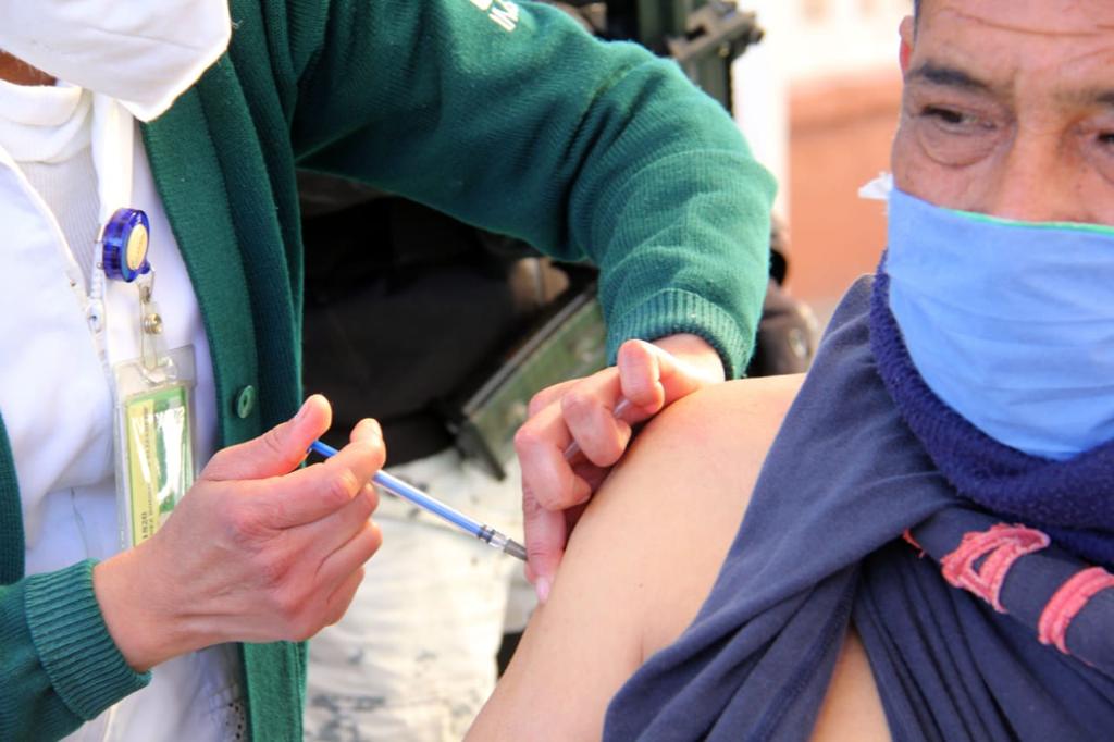 Inicia vacunación de adultos mayores <br>contra Covid en región Sureste