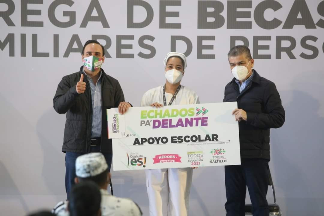 Entregan Riquelme y Manolo apoyos <br>escolares al personal de salud en Saltillo