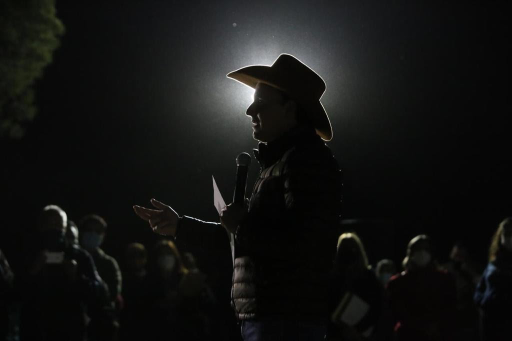 Continúa Manolo iluminando los ejidos de Saltillo