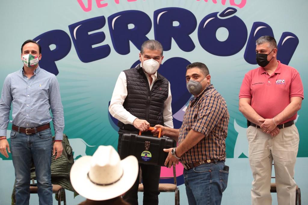 Entrega MARS equipo y medicamento para el programa “Veterinario perrón”
