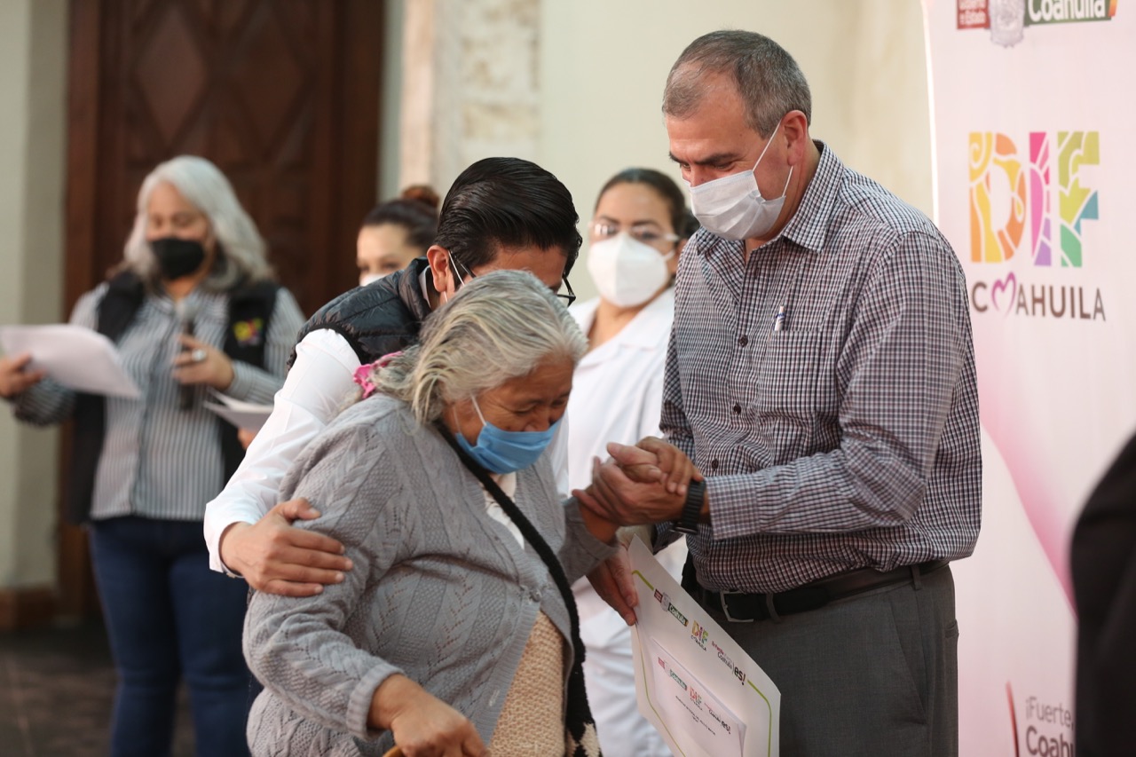 Entrega DIF Coahuila estímulos económicos <br>a niños y adultos mayores con discapacidad