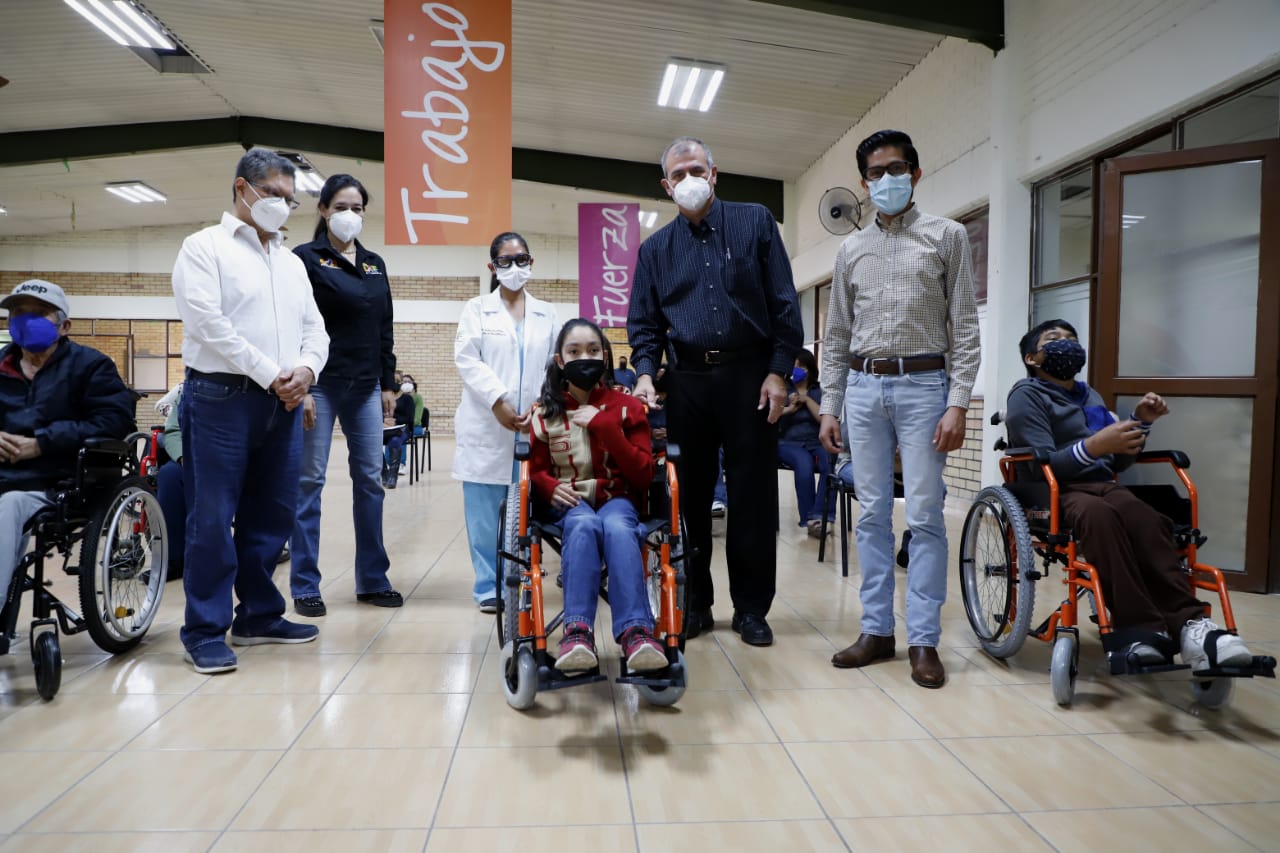 Entrega DIF Coahuila sillas de ruedas y <br>aparatos funcionales para la región Sureste