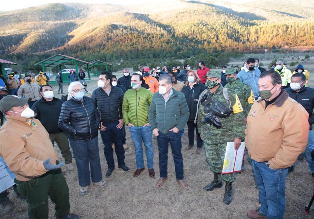 Supervisa Riquelme estrategia de combate <br>al incendio en la Sierra de Arteaga