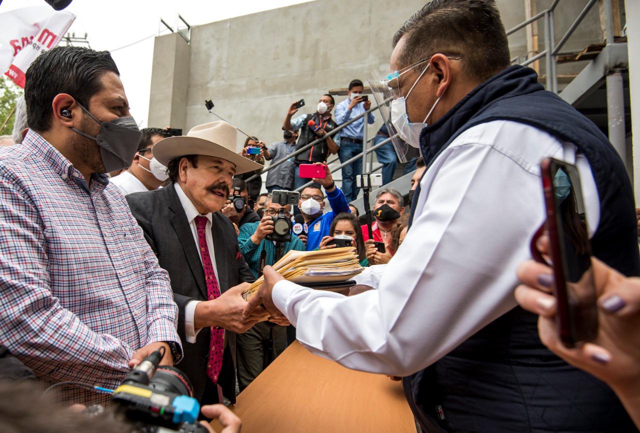 Presenta Guadiana solicitud de registro <br>como candidato a la alcaldía de Saltillo