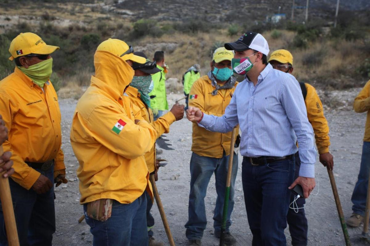 Trabajan en Saltillo para sofocar <br>incendio en la Sierra de Zapalinamé