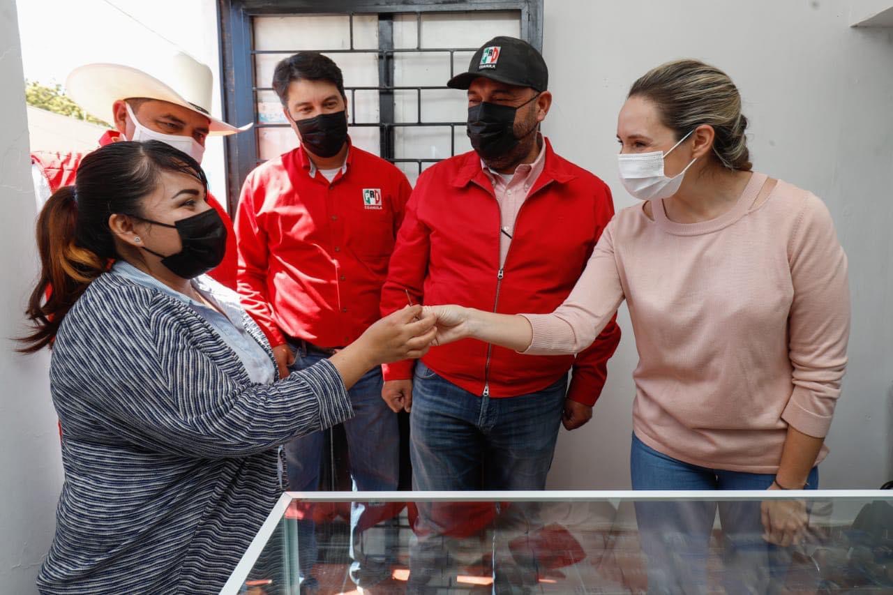 Inaugura diputada del PRI <br>farmacia económica en Parras