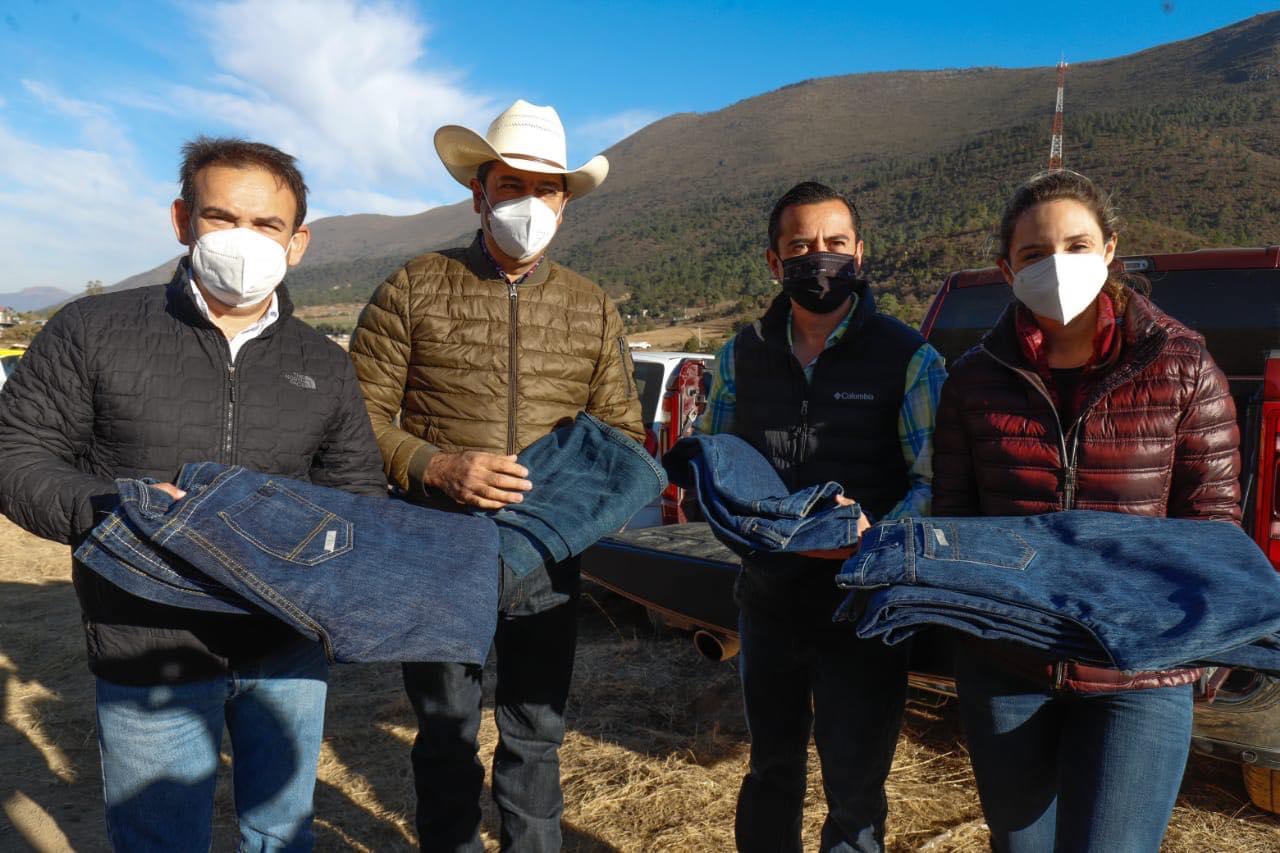 Entregan diputados del PRI <br>pantalones antiflama a brigadistas