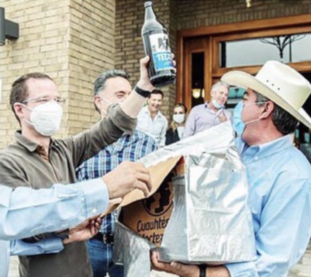 Regala Paredes caguamas a Anaya