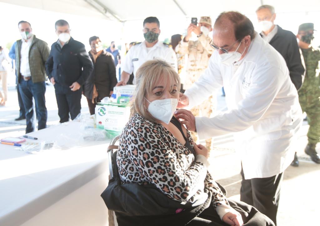 Gracias a la coordinación entre autoridades <br>inicia vacunación a maestros en Coahuila