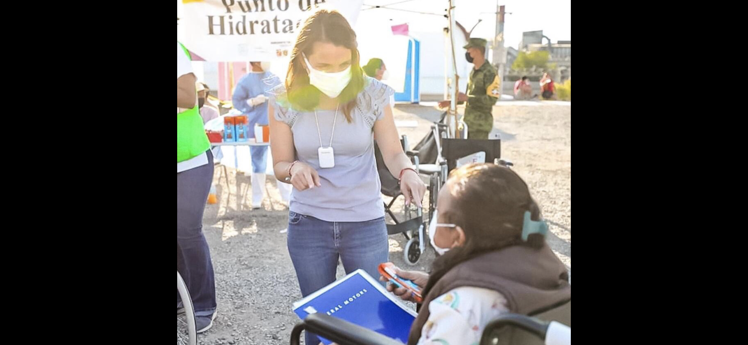 Se suma diputada como voluntaria en centro de vacunación anticovid