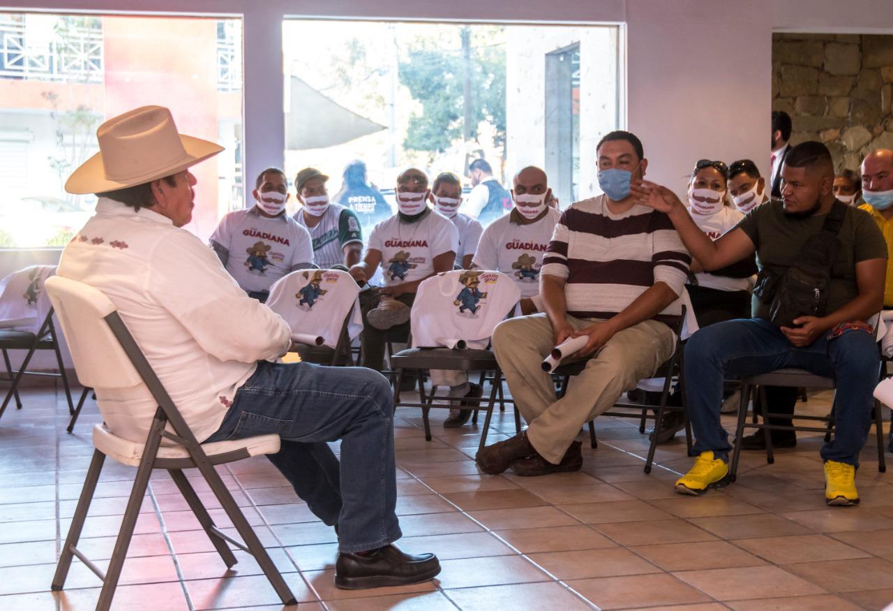Se reúne Guadiana con taxistas; buscarán modernizar el transporte
