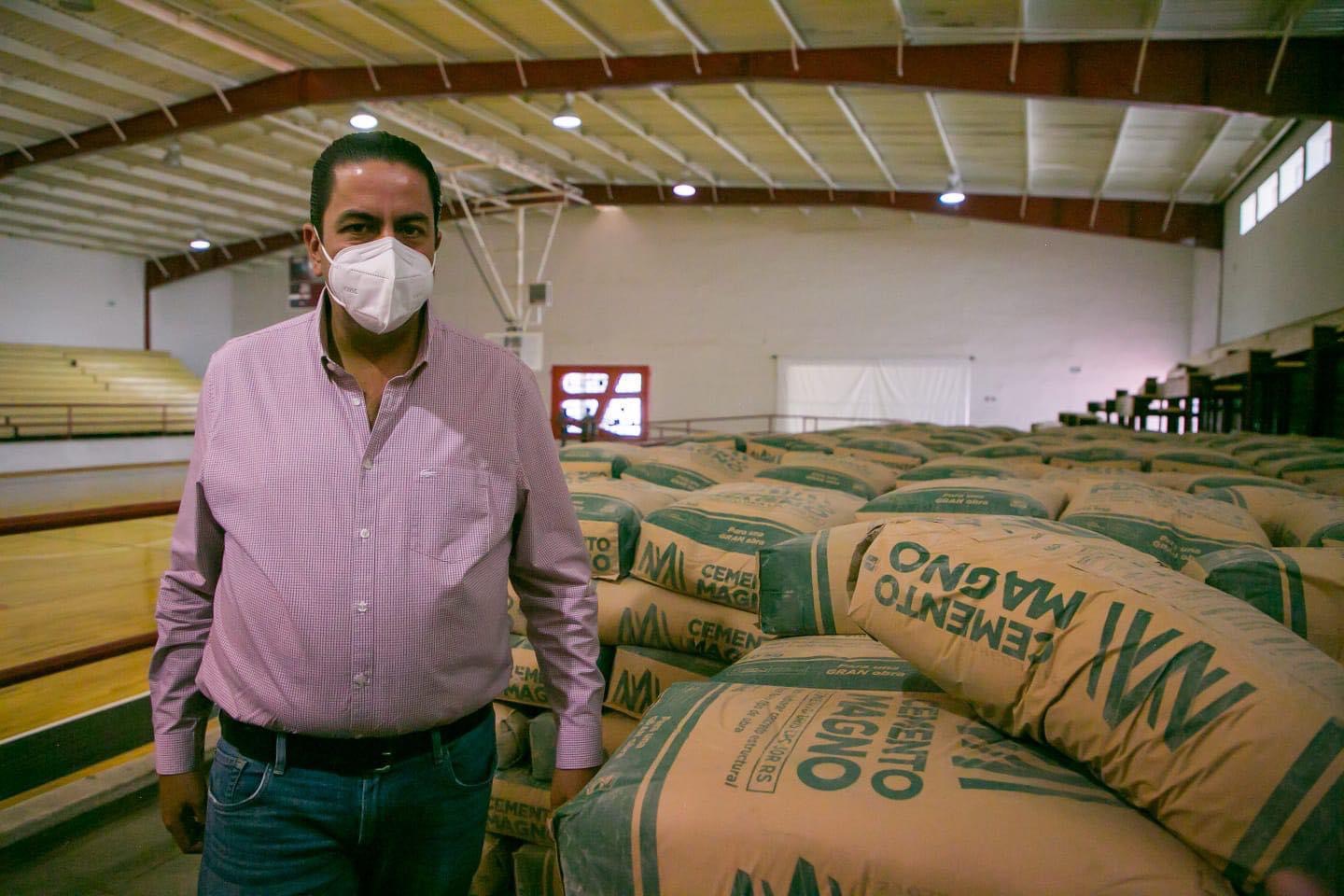 En plena campaña alcalde de Ramos <br>inicia programa social ¡y pide la INE!