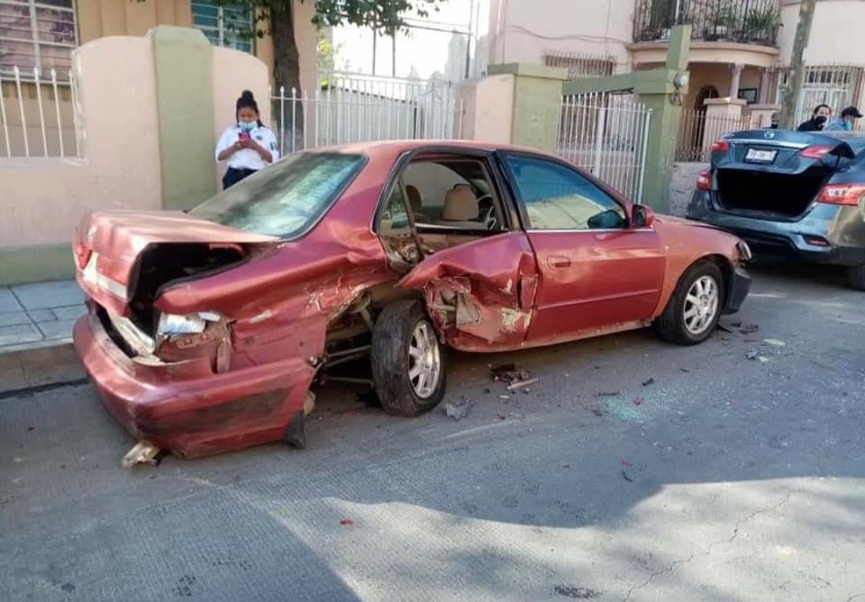 Ebria funcionaria del estado destroza vehículo y se niega a pagar