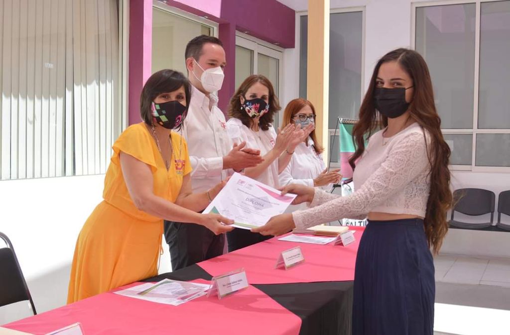 Se gradúan cientos de ciudadanos de los talleres del DIF Saltillo