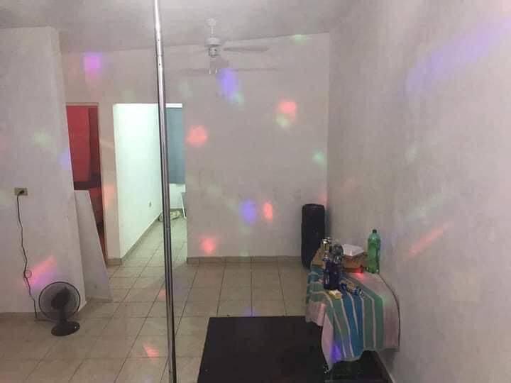 Detienen a sujeto por corrupción de menores; <br>teníaen “table dance” privado a 4 niñas en PN