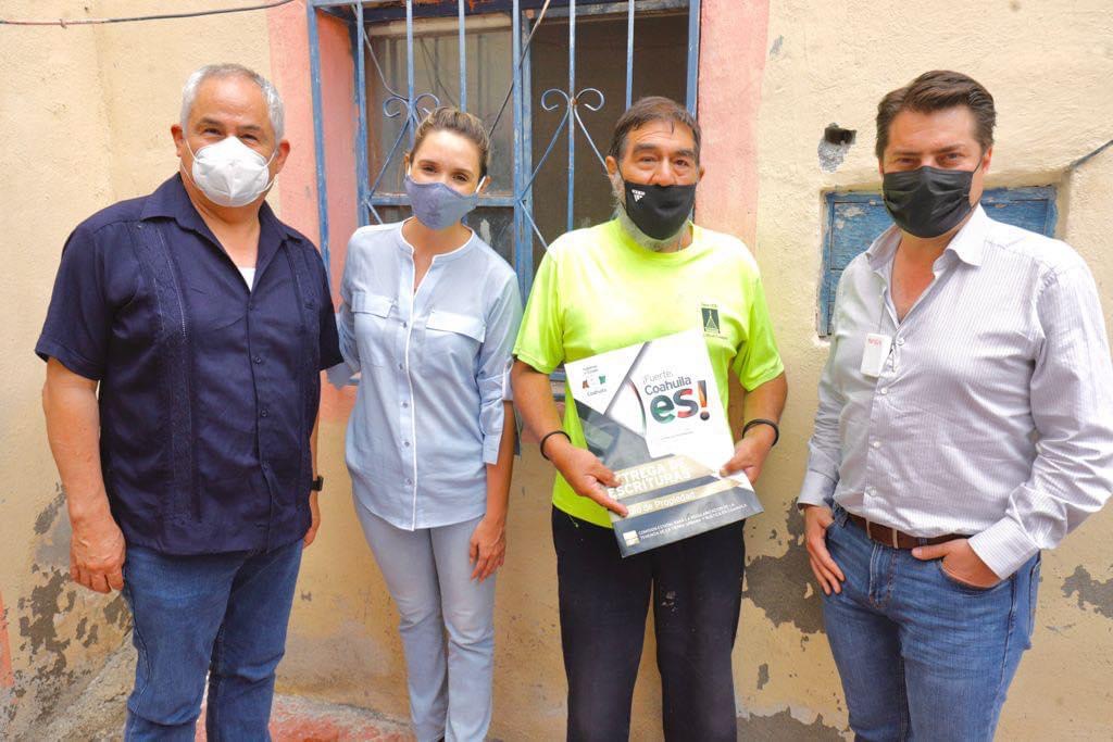 Entrega Edna escrituras en <br>Parras de la Fuente