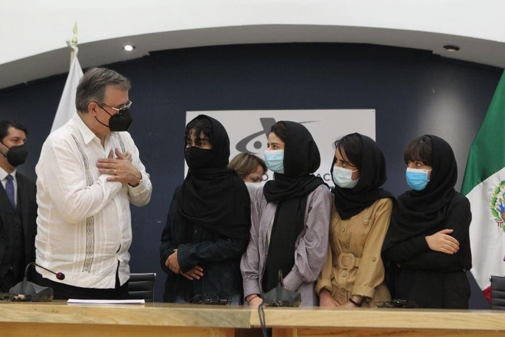 Ebrard da la bienvenida a las primeras <br>refugiadas de Afganistán