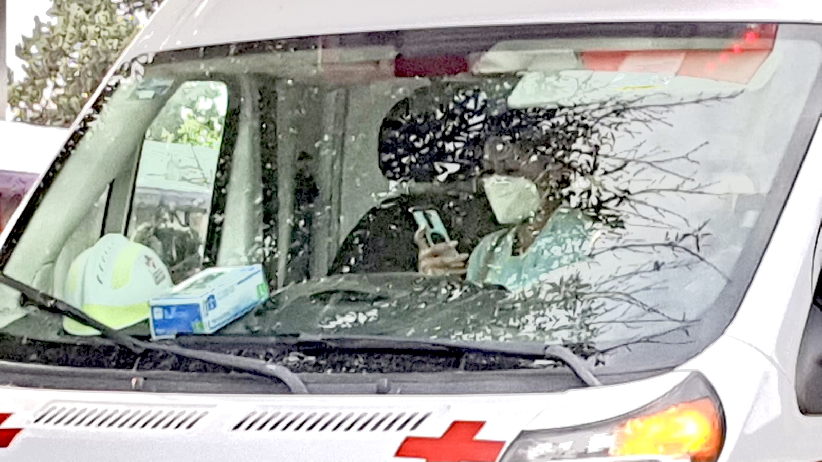 Paramédicos de Cruz Roja pasean a la <br>novia en ambulancia en Piedras Negras