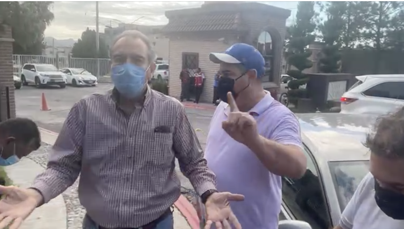 Choca ex funcionario estatal y <br>familiares agreden a reporteros