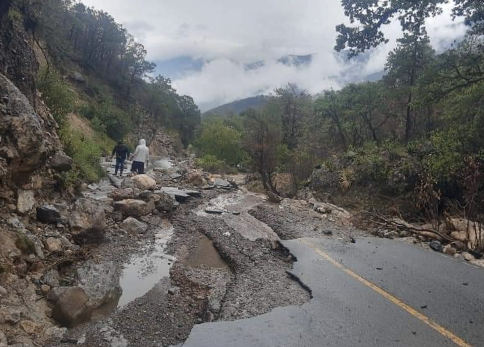 Deslaves en Arteaga cuestan <br>hasta 500 mil pesos: alcalde