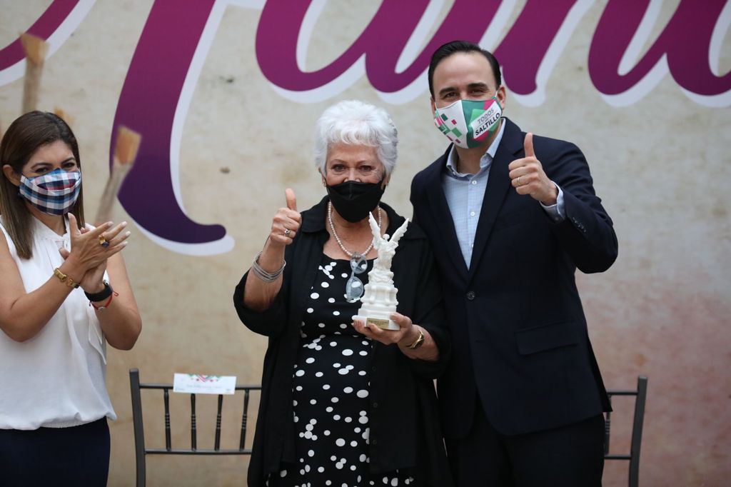 Entrega Manolo la Presea Manuel <br>Acuña a Mercedes Murguía