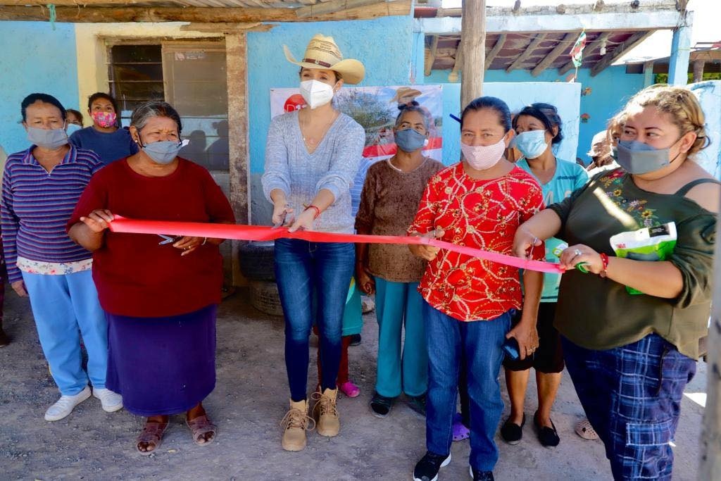 Cumple Edna Dávalos con los <br>habitantes de Parras de la Fuente