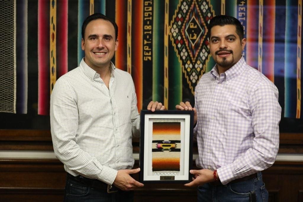 Comparte Manolo “modelo <br>Saltillo” con Ramiro Durán