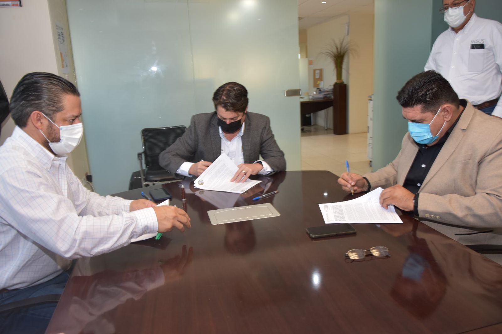 Coahuila dota de certeza jurídica a familias de Piedras Negras