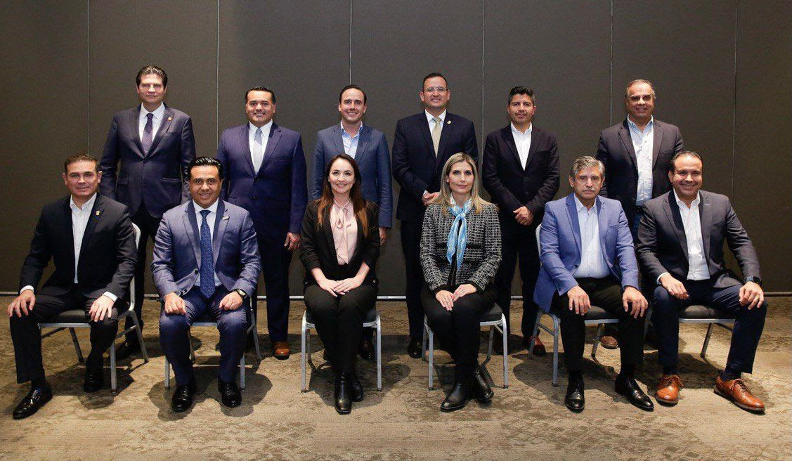 Se reúne Manolo Jiménez con <br>alcaldes y alcaldesas de capitales del país