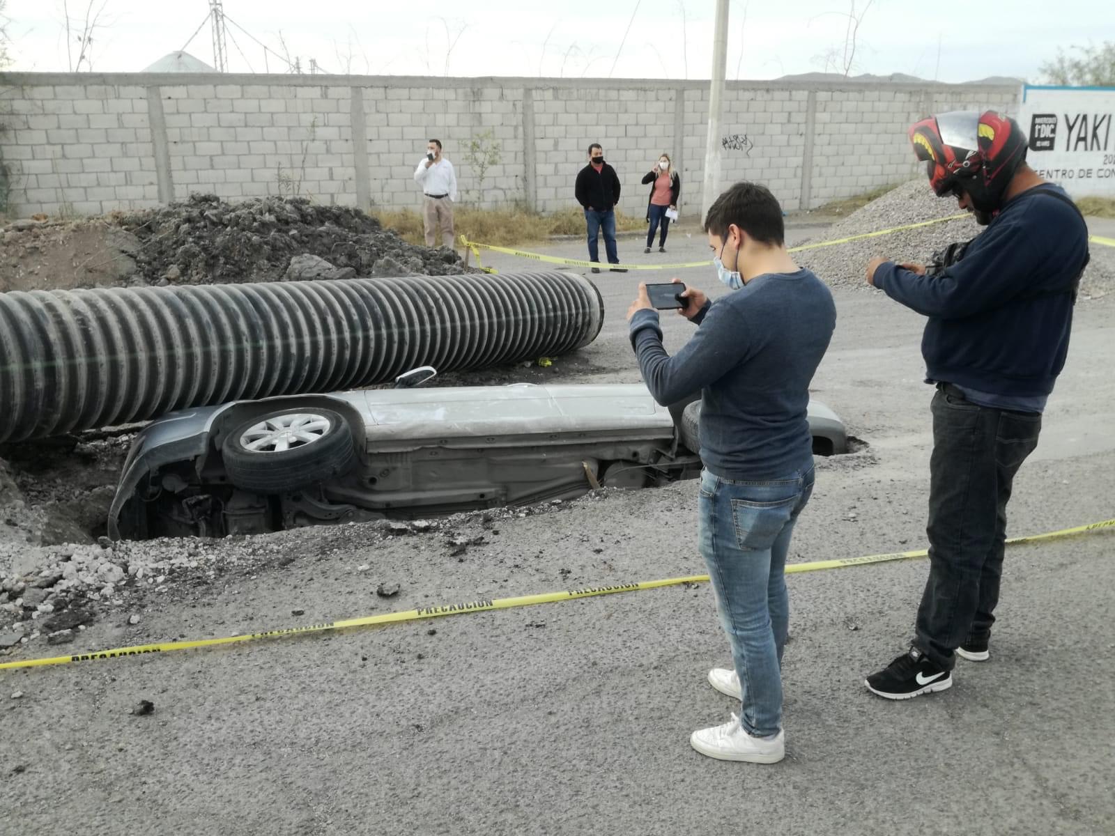 “Sepulta” su auto en una <br>zanja de Simas Torreón