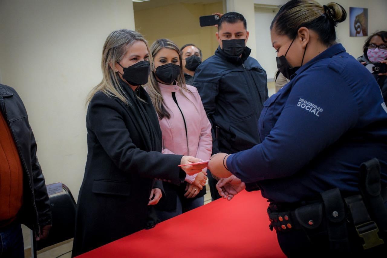 Entrega Norma Treviño incentivos a más <br>de 100 policías y tránsitos cumplidos