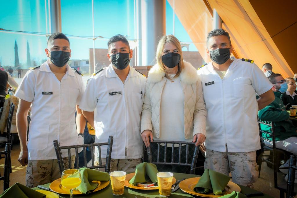 Celebra Norma Treviño a enfermeros en su día