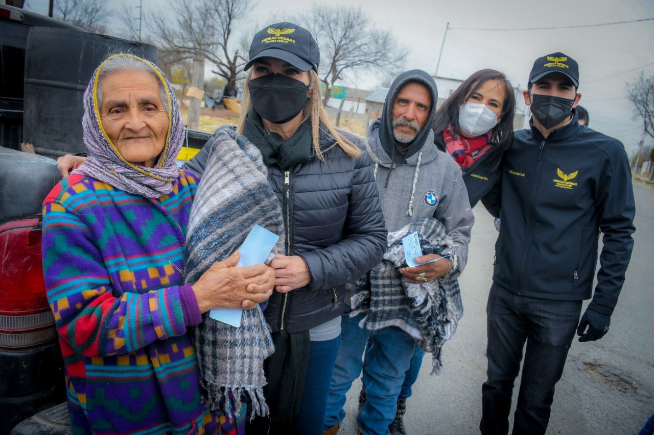 Apoya Norma Treviño con cobertores y gas LP a familias vulnerables