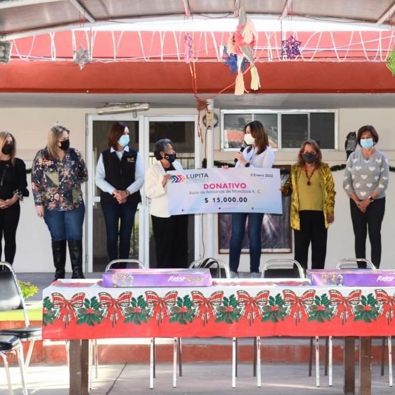 Lleva Lupita Oyervides donativo <br>y rosca de reyes a asilo de ancianos