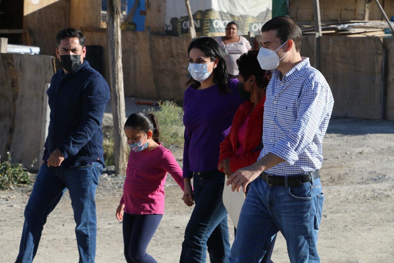 Reparten diputada y regidor <br>alegría a niños del distrito 13